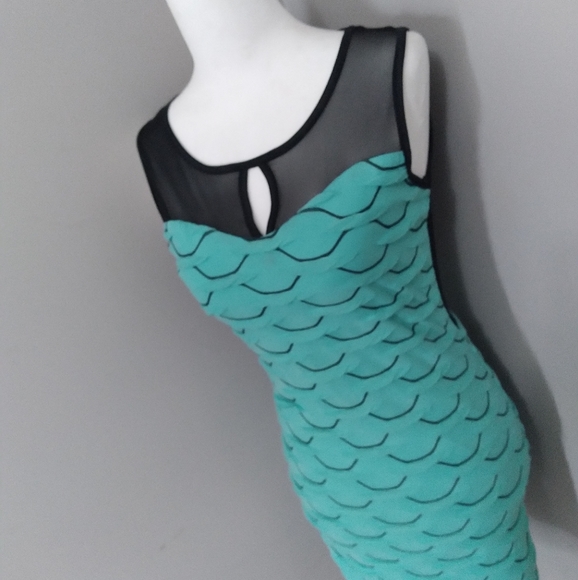 Mermaid textured dress - Picture 2 of 4
